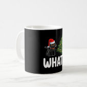 黒猫がクリスマスツリーを押している面白いデザイン コーヒーマグカップ (正面左)