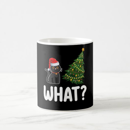 黒猫がクリスマスツリーを押している面白いデザイン コーヒーマグカップ (中央)
