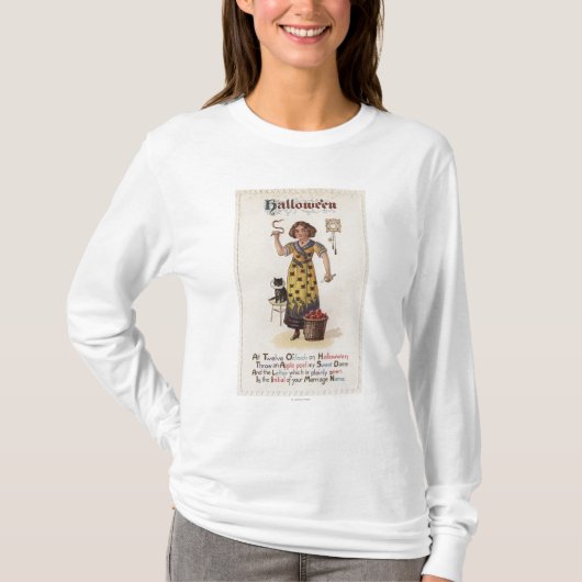 黒猫が付いている黒猫の服の女の子 Tシャツ (正面)