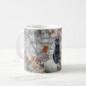 黒猫が屋外で座っている コーヒーマグカップ (正面左)