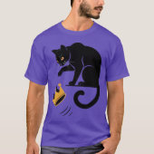黒猫が王冠をなぎ倒す Tシャツ (正面)