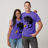 黒猫が王冠をなぎ倒す Tシャツ (ユニセックス)