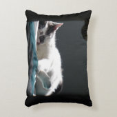 黒猫が邪魔をしない アクセントクッション (正面(垂直))