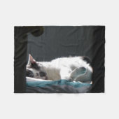 黒猫が邪魔をしない フリースブランケット (正面(横))