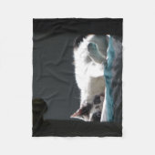 黒猫が邪魔をしない フリースブランケット (正面)