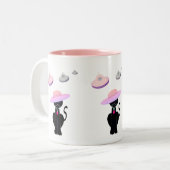 黒猫とソーサー飛んでいるズ ツートーンマグカップ (正面左)