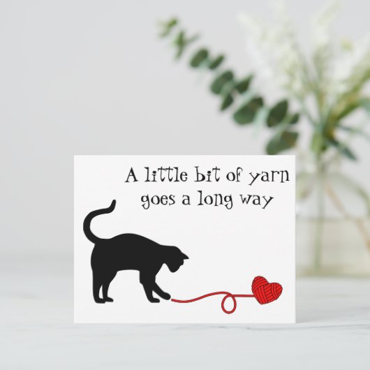 黒猫とハート形の糸(赤) ポストカード (スタンド正面)