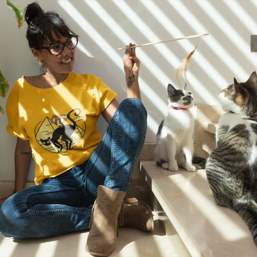 黒猫とフクロウの冒険エジプトユニセックス旅行 Tシャツ