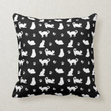 黒猫と前足が白