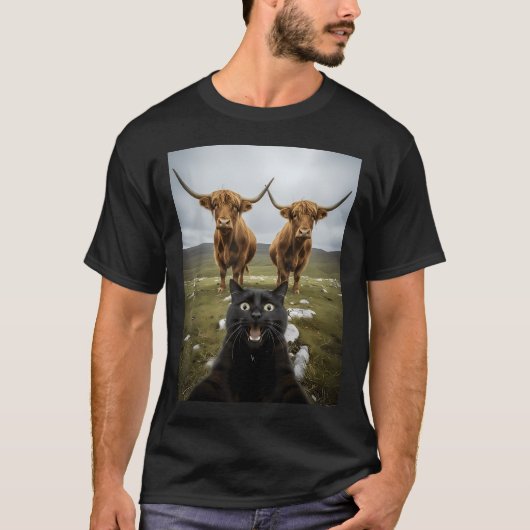 黒猫と牛のセルフィー 動物好きのための面白いデザイン Tシャツ (正面)