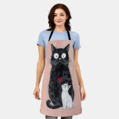 黒猫と白子猫のレッドハート エプロン (着用した状態)