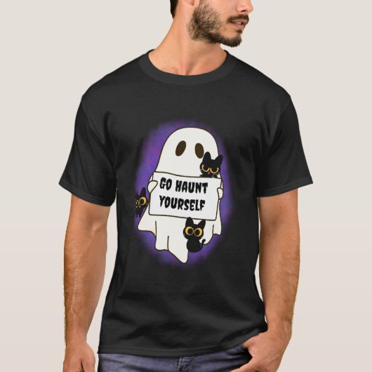黒猫と看板を持つ自分自身を幽霊がお化けさせる Tシャツ (正面)
