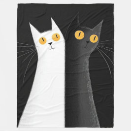黒猫と黒の上の白猫 フリースブランケット