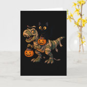 黒猫に乗られたミイラのティラノサウルス – かわいいハロウィーンの恐竜 カード (黄色い花)