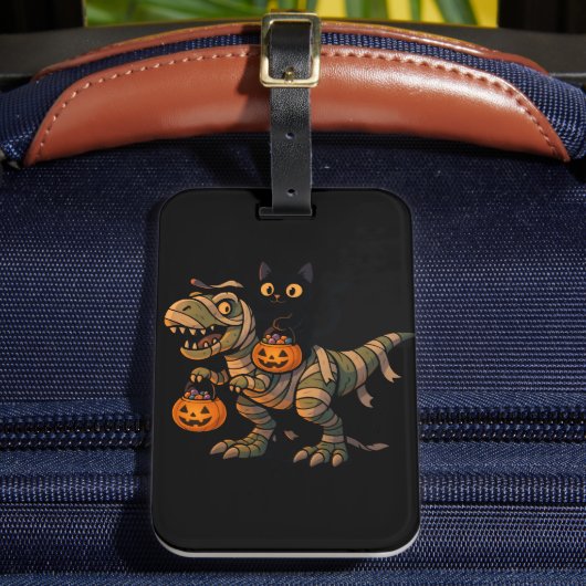 黒猫に乗られたミイラのティラノサウルス – かわいいハロウィーンの恐竜 ラゲッジタグ (正面インサイチュ2)