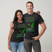 黒猫のダサ可愛いクリスマスセーター 枝に引っかかった猫 Tシャツ (ユニセックス)