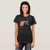 黒猫のトラック運転手マカロニチーズ Tシャツ (正面フル)