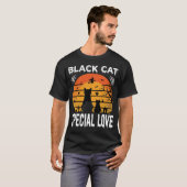 黒猫のハロウィン特別な愛ゴシックデザイン Tシャツ (正面フル)