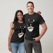 黒猫の可愛いラーメンを食べるビンテージ日本風デザイン Tシャツ (ユニセックス)