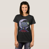 黒猫の吸血鬼ドラキュラと魔法の炎のための Tシャツ (正面フル)