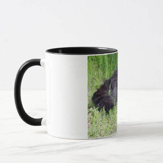 黒猫の柔らかく長い毛のネコ科の豪奢な誇りを持った マグカップ (左)