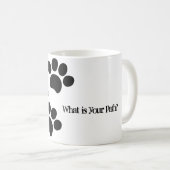 黒猫の犬が足を踏み考え止めて道を歩く コーヒーマグカップ (正面右)