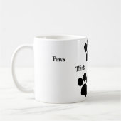 黒猫の犬が足を踏み考え止めて道を歩く コーヒーマグカップ (左)