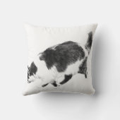 黒猫の秋の光の中の歩み クッション (裏面)