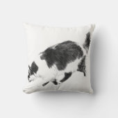 黒猫の秋の光の中の歩み クッション (正面)