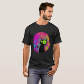 黒猫の色付け背景と輝く目 Tシャツ (正面フル)