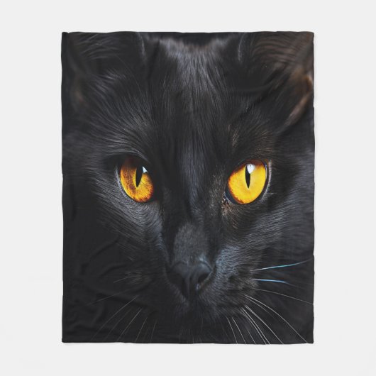 黒猫の顔で黄色い瞳が輝く フリースブランケット (正面)