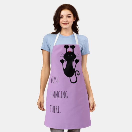 黒猫ぶら下がった漫画のおもしろい文字 エプロン (着用した状態)