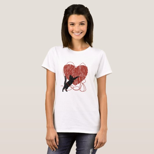 黒猫よくはしゃぐ解き赤いハート Tシャツ (正面フル)