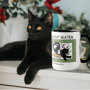 黒猫アーティストの遊び心あふれる絵画 - ユーモアと緑 マグカップ