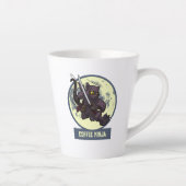 黒猫忍者のジャンピング・ポーズ オタク・アート カフェラテマグ (右)
