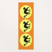 黒猫3匹が背中にアーキョーンオレンジ ヨガマット (正面)