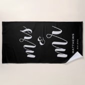 黒番モダンスタイリッシュ夫人と氏名日付カスタム ビーチタオル (正面)