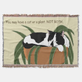 黒白のタキシード猫が観葉植物の上で眠る面白いデザイン スローブランケット (正面)