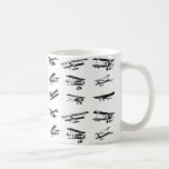 黒白の古い飛行機、ヴィンテージ コーヒーマグカップ<br><div class="desc">古い本（白黒）の古い飛行機とヴィンテージの飛行機のコレクション。これらの飛行機は、戦前から始まる – バイプレーンの時代。どの飛行機もその時代の最高傑作だったが、ある者は他の者よりも独断的な戦いに適していた。飛行機モダンは、単に飛行経験者が操縦した飛行士と同じスタイルを持っていない。この贈り物は、古い航空機のパイロットや航空や単にクラシックの飛行隊に興味のある他の人のためのタイムレスな航空ギフトである飛んでいる。</div>