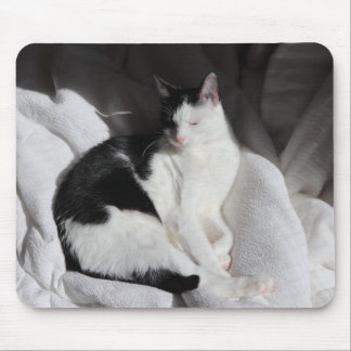 黒白の眠猫/ペットの写真をアップロード マウスパッド