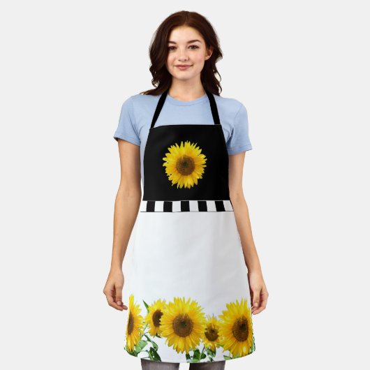 黒白エプロンのひまわり エプロン (着用した状態)