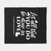黒白1コリント16:14聖書の聖句アート フリースブランケット (正面(横))