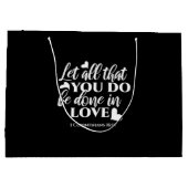 黒白1コリント16:14聖書の聖句アート ラージペーパーバッグ (裏面)