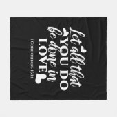 黒白1コリント16:14聖書の聖句 フリースブランケット (正面(横))