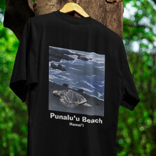 黒砂のビーチにいるハワイのアカウミガメTシャツ Tシャツ