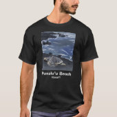 黒砂のビーチにいるハワイのアカウミガメTシャツ Tシャツ (正面)