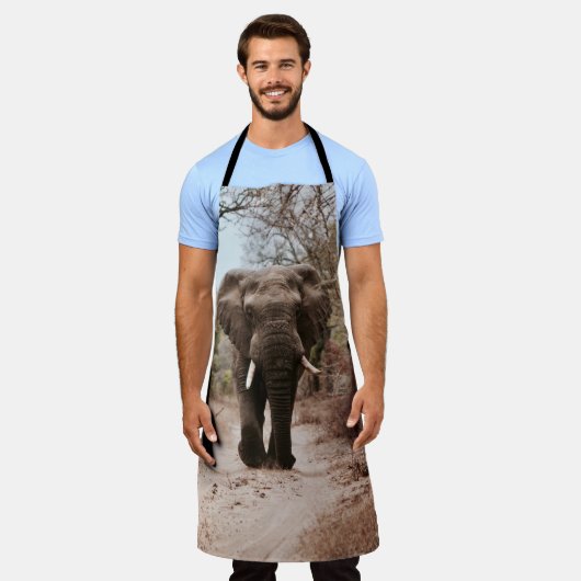 黒砂歩く エプロン (着用した状態)