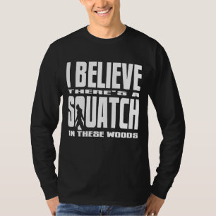 黒私はそこにですこれらの森のSQUATCH信じます Tシャツ