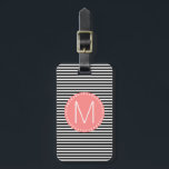 黒素晴らし色ストライプCoral Monogram ラゲッジタグ<br><div class="desc">黒と白モダンの素晴らしイニシャルストライプ、名前または文字を追加するコーラルピンクのモノグラムとパターン。モノグラムパーソナライズされたラゲッジタグ – 一致するパスポートホルダーも利用可能：</div>