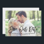 黒素朴筆の書道写真救日付 セーブザデート<br><div class="desc">スタイリッシュセーブ・ザ・デート案内はモダン緑のを用い離れた。これは、春と夏の結婚式の日付を除いて完璧である。自分のパターンを追加したり、別の写真を追加したりすることで、背面を追加できる。</div>